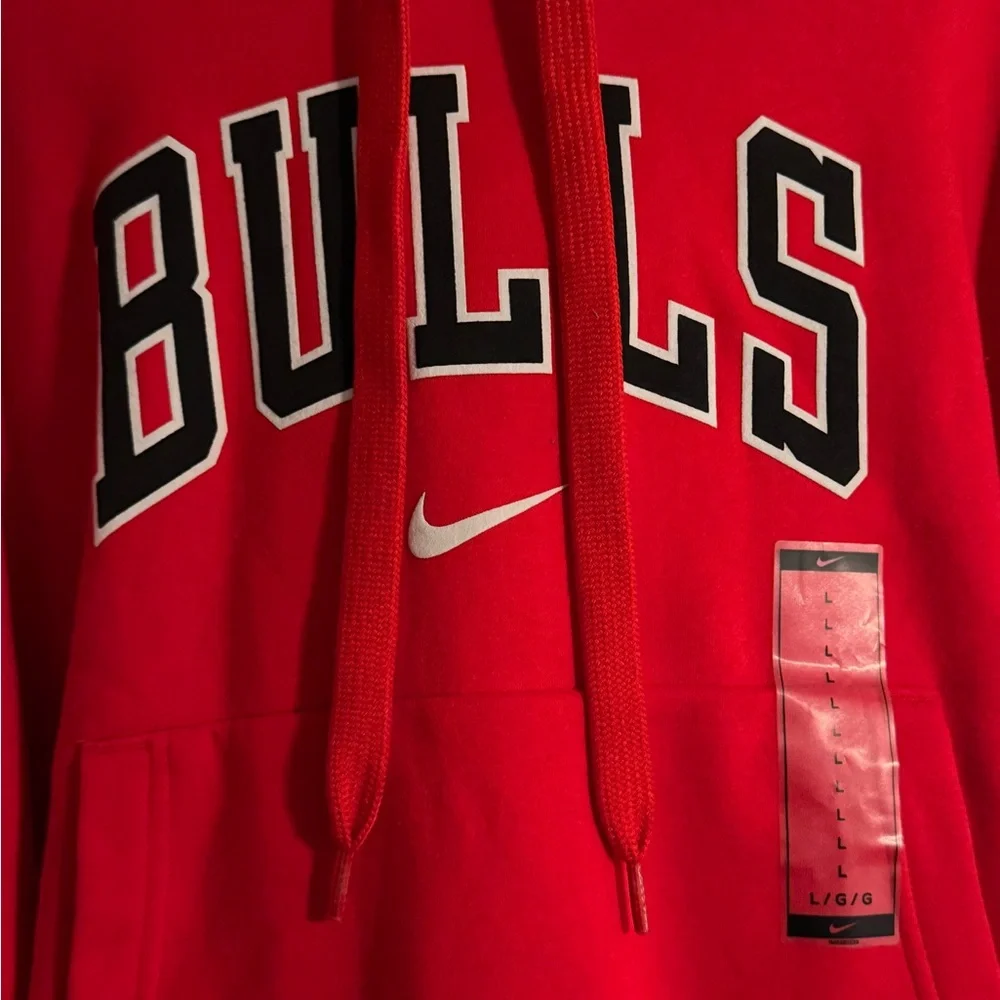 Women’s Nike Chicago Bulls Red Pullover Hoodie - Picture 5 of 12